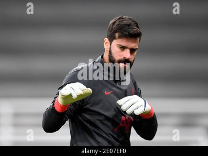 Liverpooler Torhüter Alisson macht sich vor dem Premier League-Spiel im St James' Park, Newcastle, warm. Stockfoto