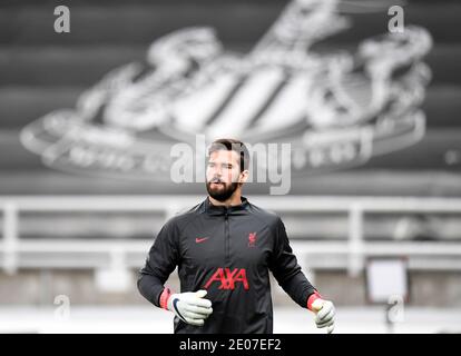 Liverpooler Torhüter Alisson macht sich vor dem Premier League-Spiel im St James' Park, Newcastle, warm. Stockfoto