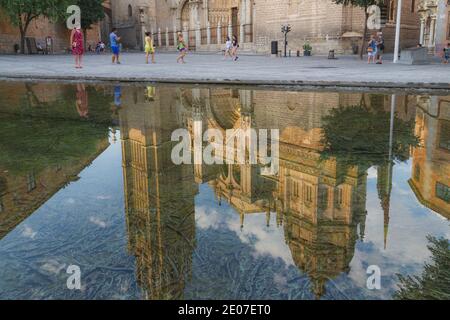 Primatenkathedrale der Heiligen Maria von Toledo in Spanien ist Spiegelt sich in einem Teich, wie Touristen genießen einige Sehenswürdigkeiten Stockfoto