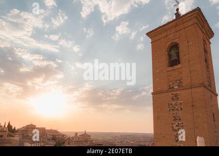 Goldenes Licht einer untergehenden Sonne über Terrakotta-Dächern in Toledo, Spanien Stockfoto