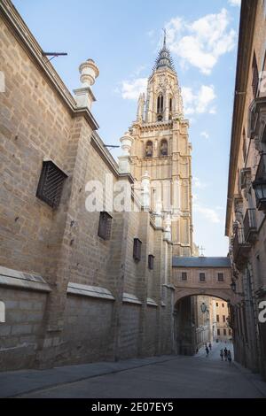 Der Glockenturm der Primatenkathedrale der Heiligen Maria Von Toledo in Spanien Stockfoto