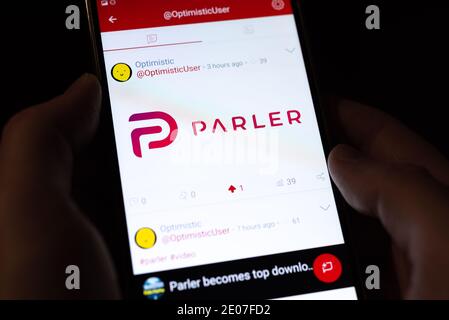 Parler Social Media auf Smartphone in Händen am 24. Dezember 2020 in Sankt Petersburg, Russland. Stockfoto