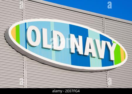 Dartmouth, Kanada - 03. Juli 2016: Altes Navy Outlet Schild. Old Navy ist eine Einzelhandelskleidung und Zubehörkette. Es ist ein Geschäftsbereich von Gap Inc. Und war fou Stockfoto