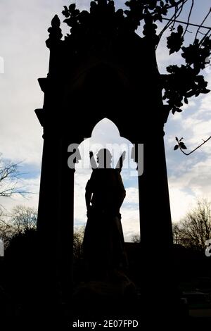 Geflügelte Engel Statue in Silhouette Stockfoto