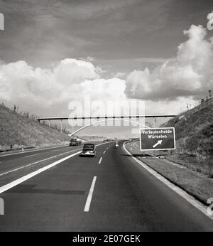 1960er Jahre, historische, neu gebaute zweispurige zweispurige Straße mit Straßenschild nach Verlautenheide & Wurselen, bei Aachen, Deutschland. Stockfoto