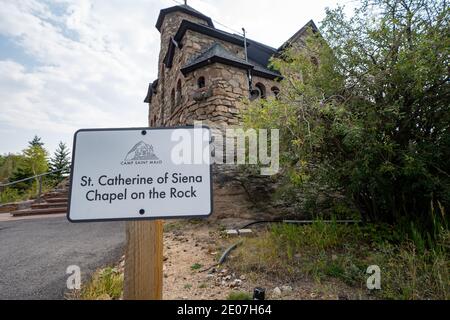 Allenspark, Colorado - 18. September 2020: St Catherines Chapel auf der Rock Church in den Rocky Mountains von Colorado, Schild Stockfoto