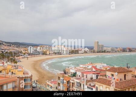 Ein Blick auf die Altstadt von Peniscola, Spanien, eine historische Küstenstadt, die von ihr weiß waschen Häuser und Architektur gekennzeichnet ist. Aus Penisola gegossen Stockfoto