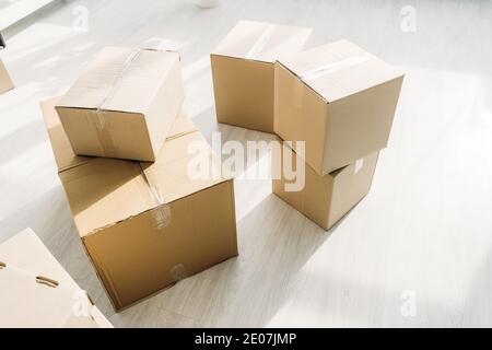 Gestapelte Kartonschachteln auf dem Boden in moderner Wohnung Stockfoto
