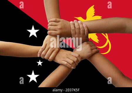 Flagge von Papua-Neuguinea, Eingrabung einer multikulturellen Gruppe junger Menschen. Stockfoto