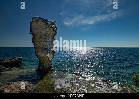 Dünne Wolken säumen den Nachmittagshimmel über der Blumeninsel Lake Huron. Spektakuläre Landschaft im Sommer in Georgian Bay in ON, Kanada. Es gibt OV Stockfoto