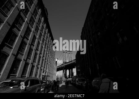 Die Manhattan Bridge: Hängebrücke über den East River in New York City, die Lower Manhattan und Downtown Brooklyn, DUMBO, verbindet. Schwarz und Weiß Stockfoto