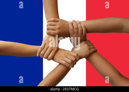 Flagge Frankreich, Integration einer multikulturellen Gruppe junger Menschen. Stockfoto