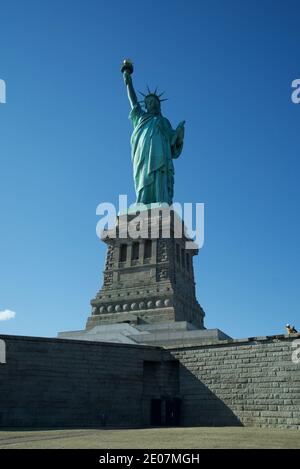 Nahaufnahme der Freiheitsstatue, New York City Statue, von Liberty Island, New York, NYC. Blick von unten, Nahaufnahme der Statue. Stockfoto