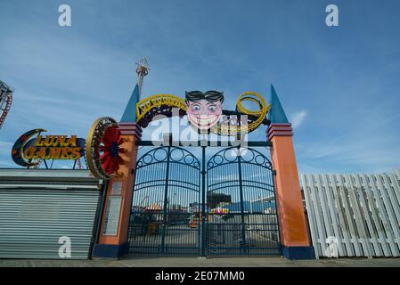 Eingangstor zur Coney Island Scream Zone, New York, Vergnügungspark, zeigt den lächelnden Mann AKA The Steeplechase Face oder „Tillie“. Stockfoto