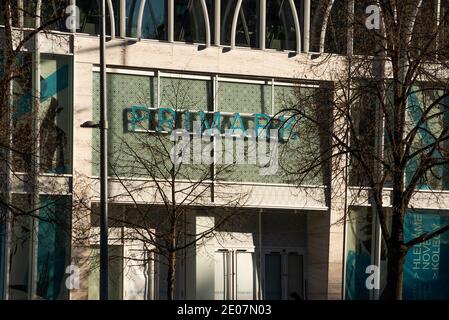 Prag, tschechische Republik, 12-30-2020. Primark, eine der ikonischen Marken in Prag, die ihre Marke und ihre Produkte in einem prestigeträchtigen Gebäude auf der Stockfoto