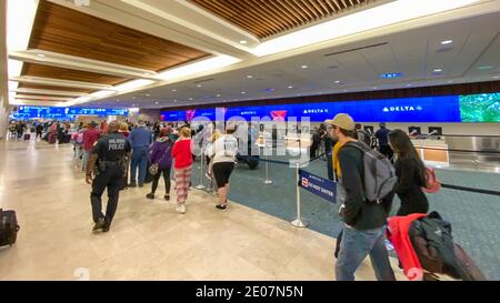 Orlando, FL USA - 19. Februar 2020: Verschwommene Passagiere, die am Delta Ticketschalter am Orlando International Airport vorbei gehen. Stockfoto