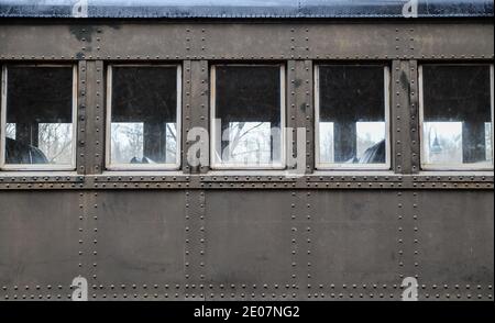 Vintage und verlassene leere Eisenbahnwaggon auf dem Zug Titel Stockfoto