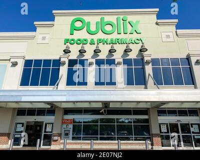 Orlando, FL USA - 30. März 2020: Das Äußere des Baldwin Park Publix Lebensmittelgeschäftes in Orlando, Florida. Stockfoto