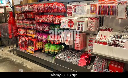 Orlando, FL USA - 15. Februar 2020: Spielzeug, Lippenstift, Aufkleber, Stifte und Bleistifte mit dem Coca Cola Markenlogo auf ihnen im Coca Cola Store in OR Stockfoto