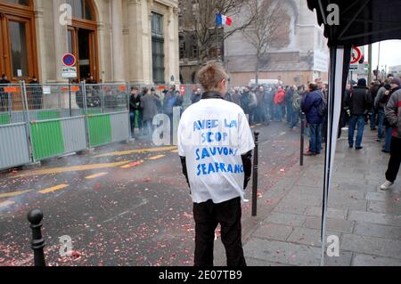 Mitarbeiter des Fährbetreibers SeaFrance, einer Tochtergesellschaft des französischen Eisenbahnunternehmens SNCF, demonstrieren am 3. Januar 2012 vor dem Pariser Handelsgericht in Paris, Frankreich, wo eine Anhörung über die Zukunft von SeaFrance stattfinden sollte. Die Anhörung wurde auf den 9. Januar 2012 verschoben, um zu entscheiden, ob SeaFrance in Liquidation gesetzt oder das von der Gewerkschaft CFDT vorgeschlagene Projekt der Arbeiterkooperation (Scop) autorisiert werden soll. Foto von Alain Apaydin/ABACAPRESS.COM Stockfoto