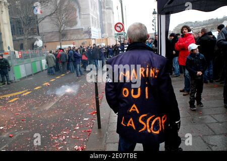 Mitarbeiter des Fährbetreibers SeaFrance, einer Tochtergesellschaft des französischen Eisenbahnunternehmens SNCF, demonstrieren am 3. Januar 2012 vor dem Pariser Handelsgericht in Paris, Frankreich, wo eine Anhörung über die Zukunft von SeaFrance stattfinden sollte. Die Anhörung wurde auf den 9. Januar 2012 verschoben, um zu entscheiden, ob SeaFrance in Liquidation gesetzt oder das von der Gewerkschaft CFDT vorgeschlagene Projekt der Arbeiterkooperation (Scop) autorisiert werden soll. Foto von Alain Apaydin/ABACAPRESS.COM Stockfoto