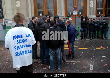 Mitarbeiter des Fährbetreibers SeaFrance, einer Tochtergesellschaft des französischen Eisenbahnunternehmens SNCF, demonstrieren am 3. Januar 2012 vor dem Pariser Handelsgericht in Paris, Frankreich, wo eine Anhörung über die Zukunft von SeaFrance stattfinden sollte. Die Anhörung wurde auf den 9. Januar 2012 verschoben, um zu entscheiden, ob SeaFrance in Liquidation gesetzt oder das von der Gewerkschaft CFDT vorgeschlagene Projekt der Arbeiterkooperation (Scop) autorisiert werden soll. Foto von Alain Apaydin/ABACAPRESS.COM Stockfoto