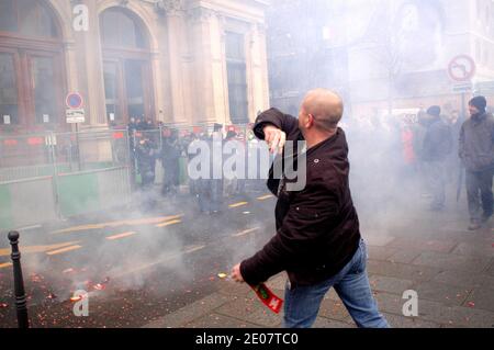 Mitarbeiter des Fährbetreibers SeaFrance, einer Tochtergesellschaft des französischen Eisenbahnunternehmens SNCF, demonstrieren am 3. Januar 2012 vor dem Pariser Handelsgericht in Paris, Frankreich, wo eine Anhörung über die Zukunft von SeaFrance stattfinden sollte. Die Anhörung wurde auf den 9. Januar 2012 verschoben, um zu entscheiden, ob SeaFrance in Liquidation gesetzt oder das von der Gewerkschaft CFDT vorgeschlagene Projekt der Arbeiterkooperation (Scop) autorisiert werden soll. Foto von Alain Apaydin/ABACAPRESS.COM Stockfoto