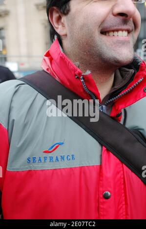 Mitarbeiter des Fährbetreibers SeaFrance, einer Tochtergesellschaft des französischen Eisenbahnunternehmens SNCF, demonstrieren am 3. Januar 2012 vor dem Pariser Handelsgericht in Paris, Frankreich, wo eine Anhörung über die Zukunft von SeaFrance stattfinden sollte. Die Anhörung wurde auf den 9. Januar 2012 verschoben, um zu entscheiden, ob SeaFrance in Liquidation gesetzt oder das von der Gewerkschaft CFDT vorgeschlagene Projekt der Arbeiterkooperation (Scop) autorisiert werden soll. Foto von Alain Apaydin/ABACAPRESS.COM Stockfoto