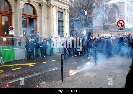 Mitarbeiter des Fährbetreibers SeaFrance, einer Tochtergesellschaft des französischen Eisenbahnunternehmens SNCF, demonstrieren am 3. Januar 2012 vor dem Pariser Handelsgericht in Paris, Frankreich, wo eine Anhörung über die Zukunft von SeaFrance stattfinden sollte. Die Anhörung wurde auf den 9. Januar 2012 verschoben, um zu entscheiden, ob SeaFrance in Liquidation gesetzt oder das von der Gewerkschaft CFDT vorgeschlagene Projekt der Arbeiterkooperation (Scop) autorisiert werden soll. Foto von Alain Apaydin/ABACAPRESS.COM Stockfoto