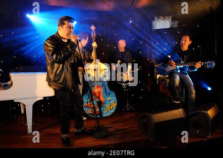 Albert 'Bebert' Kassabi und Les Forbans spielen während der Premiere von France 3 Programm 'La Croisiere des Idoles' in Paris, Frankreich am 4. Januar 2012. Foto von Alban Wyters/ABACAPRESS.COM Stockfoto