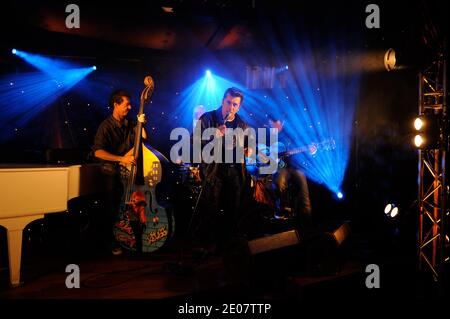 Albert 'Bebert' Kassabi und Les Forbans spielen während der Premiere von France 3 Programm 'La Croisiere des Idoles' in Paris, Frankreich am 4. Januar 2012. Foto von Alban Wyters/ABACAPRESS.COM Stockfoto