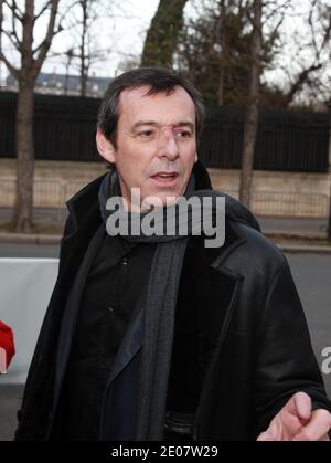 Jean-Luc Reichmann bei einer Fernsehaufnahmen in Paris, Frankreich am 4. Januar 2012. Foto von Denis Guignebourg/ABACAPRESS.COM Stockfoto