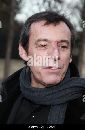 Jean-Luc Reichmann bei einer Fernsehaufnahmen in Paris, Frankreich am 4. Januar 2012. Foto von Denis Guignebourg/ABACAPRESS.COM Stockfoto