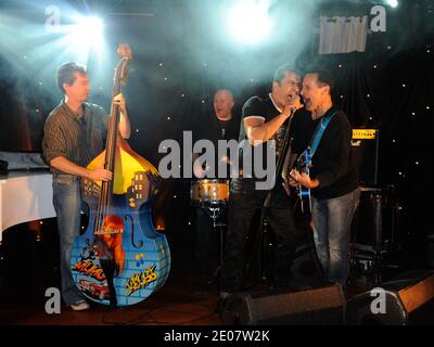 Albert 'Bebert' Kassabi und Les Forbans spielen während der Premiere von France 3 Programm 'La Croisiere des Idoles' in Paris, Frankreich am 4. Januar 2012. Foto von Alban Wyters/ABACAPRESS.COM Stockfoto