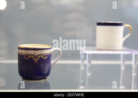 Artefakte, die aus dem Wrack der RMS Titanic geborgen wurden, werden für eine Medienvorschau einer Sammlung von Überresten ausgestellt, die im April 2012 im Intrepid Sea, Air & Space Museum in New York City, New York, USA, am 5. Januar 2012 versteigert werden. Foto von Elizabeth Pantaleo/ABACAPRESS.COM Stockfoto