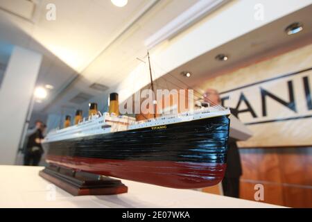 Präsentation von Artefakten, die aus dem Wrack von RMS Titanic geborgen wurden und für eine Medienvorschau einer Sammlung von Überresten ausgestellt werden, die im April 2012 im Intrepid Sea, Air & Space Museum in New York City, New York, versteigert werden. USA am 5. Januar 2012. Foto von Elizabeth Pantaleo/ABACAPRESS.COM Stockfoto