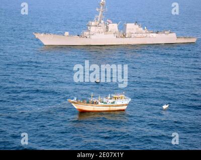 Der Lenkraketen-Zerstörer USS Kidd (DDG 100) reagiert auf einen Notruf des Meisters des mit iranischer Flagge markierten Fischfangdhaus Al Molai, der behauptete, er sei von Piraten gefangen gehalten worden. Kidds Besuchsteam, das Board, Durchsuchungs- und Beschlagnahmungsteam bestiegen und nahmen 15 mutmaßliche Piraten fest, die Berichten zufolge die 13-köpfige iranische Besatzung in den letzten zwei Monaten als Geisel hielten. Kidd führt Operationen zur Bekämpfung von Piraterie und zur Sicherheit im Seeverkehr durch, während er im Verantwortungsbereich der 5. Flotte der USA eingesetzt wird. Arabian Sea, 5. Januar 2012. Foto von U.S. Navy via ABACAPRESS.COM Stockfoto