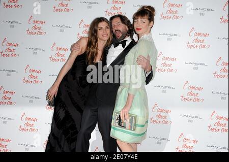 Elisa Sednaoui, Frederic Beigbeder und Louise Bourgoin bei der Premiere des Films 'L'Amour dure Trois ans', der am 7. Januar 2012 im Grand Rex in Paris stattfand. Foto von Nicolas Briquet/ABACAPRESS.COM Stockfoto