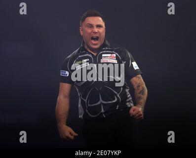 Gerwyn Price reagiert während seines Spiels mit Mervyn King während des dreizehnten Tages der William Hill World Darts Championship im Alexandra Palace, London. Stockfoto