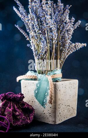 Lavendel blüht in einer Steinvase. Stockfoto
