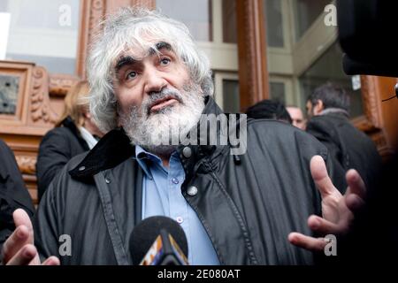 Fährgesellschaft Sea France Arbeitnehmer Anwalt Philippe Brun spricht zu Journalisten, vor dem Pariser Handelsgericht nach seinem Urteil, die die Liquidation des Unternehmens, in Paris, Frankreich, am 09. januar 2012. SeaFrance, die einzige französische Firma, die noch immer die vielbefahrene Route Calais-Dover befährt, beschäftigt 880 Mitarbeiter direkt und ebenso viele indirekt. Foto von Stephane Lemouton/ABACAPRESS.COM Stockfoto