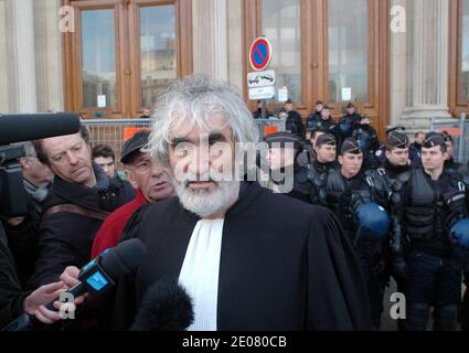 Fährgesellschaft SeaFrance Arbeitnehmer Anwalt Philippe Brun spricht zu Journalisten, vor dem Pariser Handelsgericht nach seinem Urteil, die die Liquidation des Unternehmens, in Paris, Frankreich, am 09. Januar 2012. SeaFrance, die einzige französische Firma, die noch immer die vielbefahrene Route Calais-Dover befährt, beschäftigt 880 Mitarbeiter direkt und ebenso viele indirekt. Foto von Alain Apaydin/ABACAPRESS.COM Stockfoto