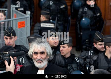 Fährgesellschaft Sea France Arbeitnehmer Anwalt, Philippe Brun spricht mit Journalisten vor dem Pariser Handelsgericht vor seiner Entscheidung, die die Liquidation des Unternehmens, in Paris, Frankreich, am 09. januar 2012. SeaFrance, die einzige französische Firma, die noch immer die vielbefahrene Route Calais-Dover befährt, beschäftigt 880 Mitarbeiter direkt und ebenso viele indirekt. Foto von Stephane Lemouton/ABACAPRESS.COM Stockfoto