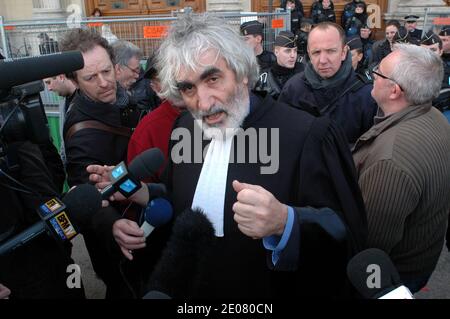 Fährgesellschaft SeaFrance Arbeitnehmer Anwalt Philippe Brun spricht zu Journalisten, vor dem Pariser Handelsgericht nach seinem Urteil, die die Liquidation des Unternehmens, in Paris, Frankreich, am 09. Januar 2012. SeaFrance, die einzige französische Firma, die noch immer die vielbefahrene Route Calais-Dover befährt, beschäftigt 880 Mitarbeiter direkt und ebenso viele indirekt. Foto von Alain Apaydin/ABACAPRESS.COM Stockfoto