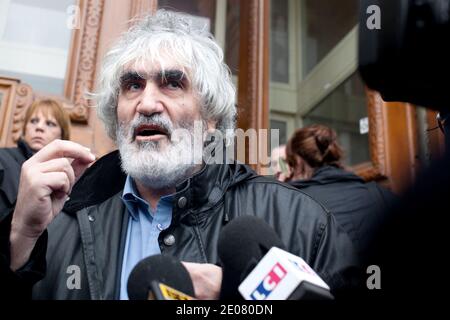 Fährgesellschaft Sea France Arbeitnehmer Anwalt Philippe Brun spricht zu Journalisten, vor dem Pariser Handelsgericht nach seinem Urteil, die die Liquidation des Unternehmens, in Paris, Frankreich, am 09. januar 2012. SeaFrance, die einzige französische Firma, die noch immer die vielbefahrene Route Calais-Dover befährt, beschäftigt 880 Mitarbeiter direkt und ebenso viele indirekt. Foto von Stephane Lemouton/ABACAPRESS.COM Stockfoto