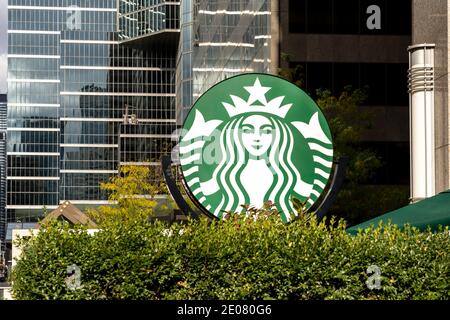Toronto, Kanada - 24. Oktober 2019: Nahaufnahme des Starbucks Kaffee-Logos vor einem Coffeeshop im Zentrum von Toronto. Stockfoto