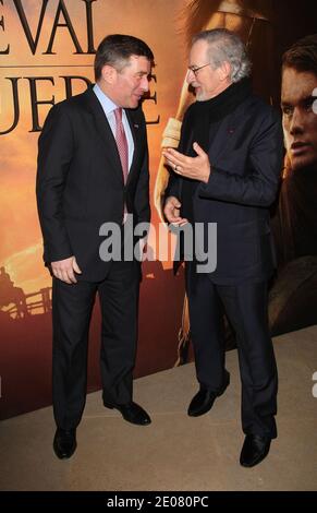 DER US-Botschafter in Frankreich, Charles H. Rivkin (L), und der Regisseur Steven Spielberg, kommen zur französischen Premiere von "war Horse", die am 9. Januar 2012 in der Cinematheque in Paris stattfand. Foto von Marco Vitchi/ABACAPRESS.COM Stockfoto