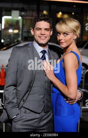 Jeremy Jordan und Ashley Spencer besuchen am 9. Januar 2012 die Premiere von Warner Bros. Pictures' 'Joyful Noise' im Grauman's Chinese Theatre in Los Angeles, CA, USA. Foto von Lionel Hahn/ABACAPRESS.COM Stockfoto