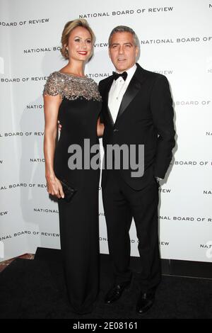 Stacy Keibler und George Clooney nehmen am 10. Januar 2012 an der National Board of Review Awards Gala in der Cipriani 42nd Street in New York City, New York, USA Teil. Foto von Elizabeth Pantaleo/ABACAPRESS.COM Stockfoto