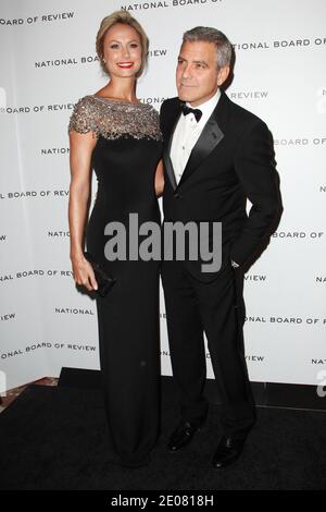 Stacy Keibler und George Clooney nehmen am 10. Januar 2012 an der National Board of Review Awards Gala in der Cipriani 42nd Street in New York City, New York, USA Teil. Foto von Elizabeth Pantaleo/ABACAPRESS.COM Stockfoto